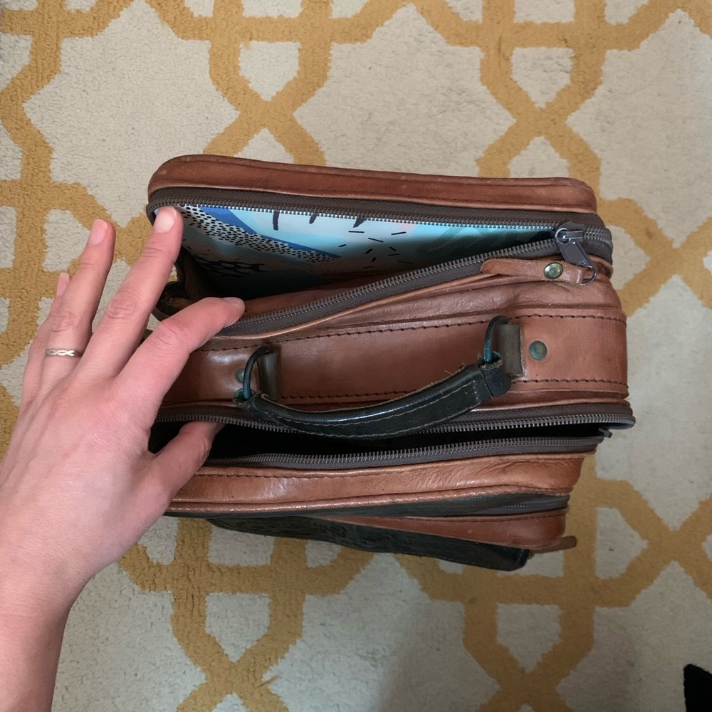 Vintage embossed leather camera bag - Picture 2 of 9